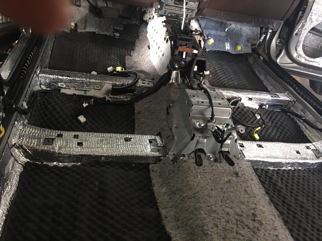 汽車隔音有必要做嗎？汕頭市星悅汽車音響雷克薩斯ES300H油電混合動(dòng)力全車隔音降噪方案出爐STEG史泰格隔音