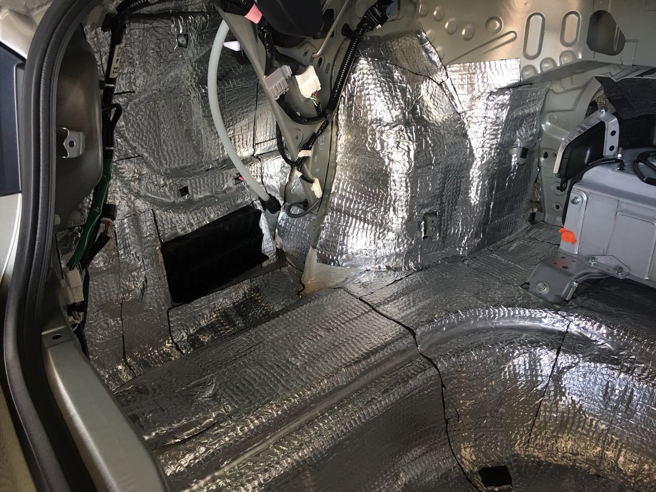 汽車隔音有必要做嗎？汕頭市星悅汽車音響雷克薩斯ES300H油電混合動(dòng)力全車隔音降噪方案出爐STEG史泰格隔音