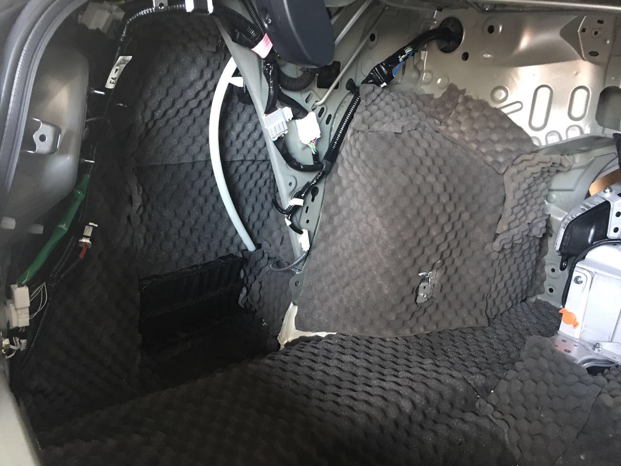 汽車隔音有必要做嗎？汕頭市星悅汽車音響雷克薩斯ES300H油電混合動(dòng)力全車隔音降噪方案出爐STEG史泰格隔音