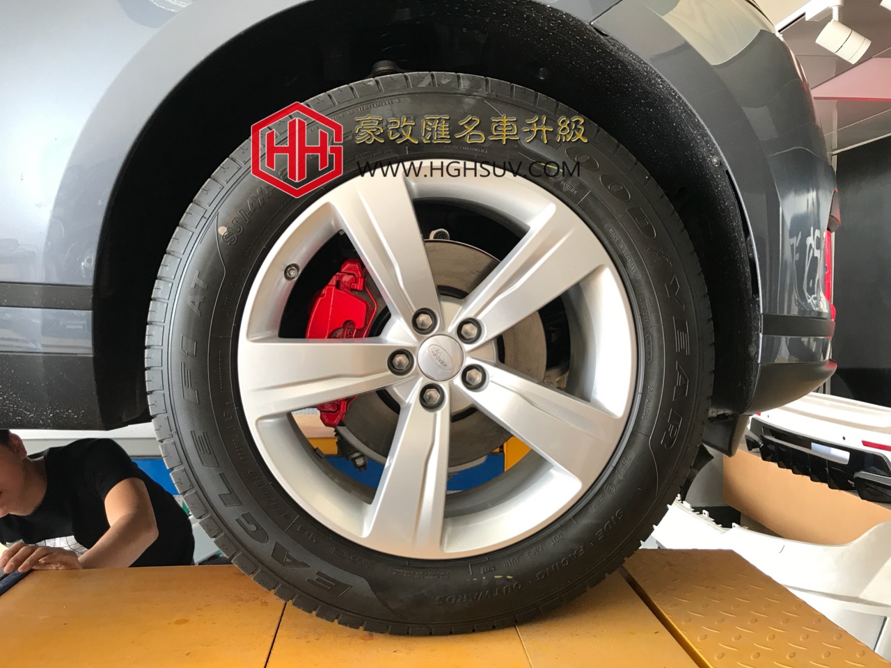路虎星脈剎車卡鉗噴漆改色 這顏色夠正