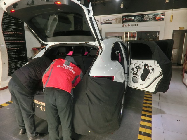 重慶汽車音響改裝哪家好？保時捷Macan汽車音響改裝德國零點三分頻 重慶渝大昌