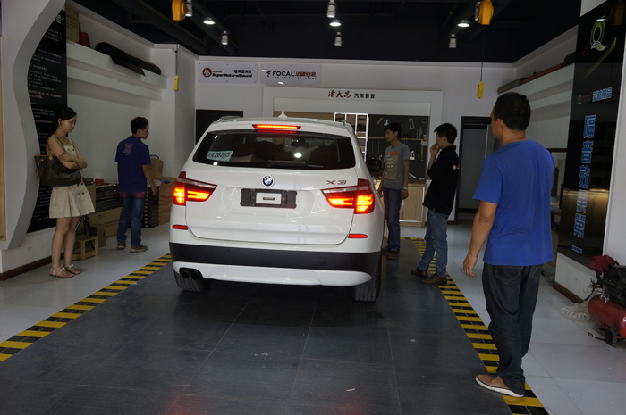 重慶汽車音響改裝哪家好？渝大昌改裝寶馬X3汽車音響改裝德國零點(diǎn)專用三分頻