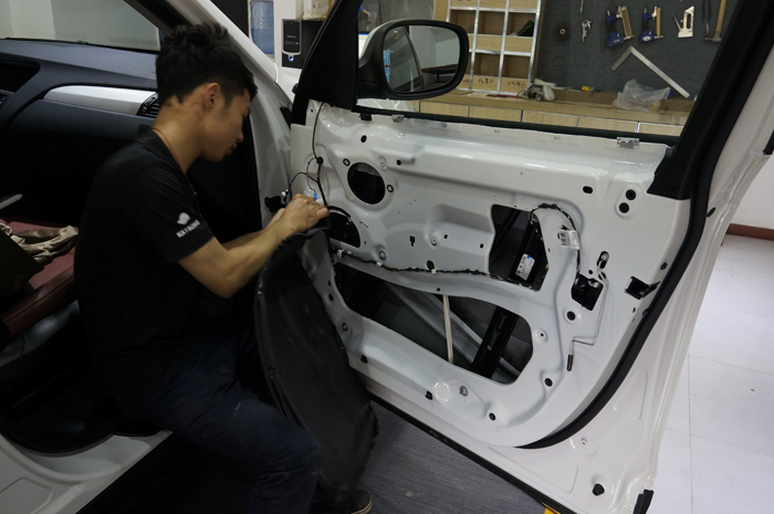重慶汽車音響改裝哪家好？渝大昌改裝寶馬X3汽車音響改裝德國零點(diǎn)專用三分頻