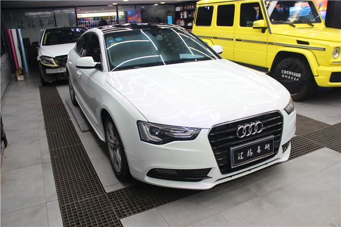 長(zhǎng)沙汽車改色貼膜實(shí)體店奧迪整車貼膜進(jìn)口禿鷹白變粉改色膜