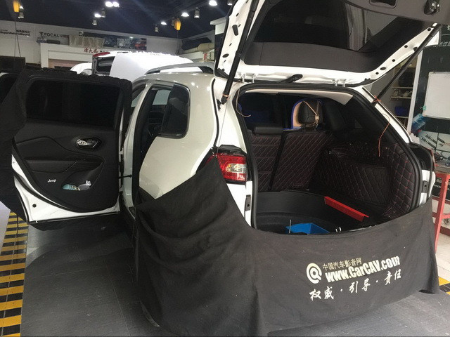 Jeep自由光汽車音響改裝德國(guó)零點(diǎn)喇叭 愛威DSP6功放 重慶渝大昌