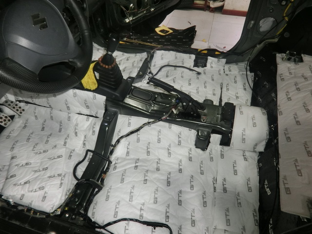 鈴木吉姆尼汽車音響改裝意大利史泰格和德國(guó)零點(diǎn) 全車GT隔音 重慶渝大昌