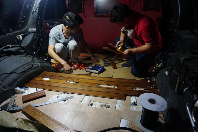 林肯領(lǐng)航員房車內(nèi)飾改裝游艇實(shí)木地板 重慶渝大昌汽車音響