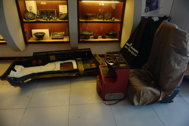 林肯領(lǐng)航員房車內(nèi)飾改裝游艇實(shí)木地板 重慶渝大昌汽車音響