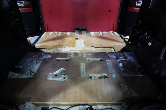 林肯領(lǐng)航員房車內(nèi)飾改裝游艇實(shí)木地板 重慶渝大昌汽車音響