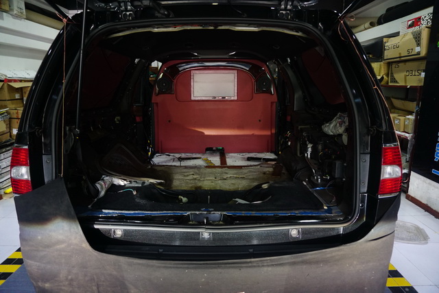 林肯領(lǐng)航員房車內(nèi)飾改裝游艇實(shí)木地板 重慶渝大昌汽車音響