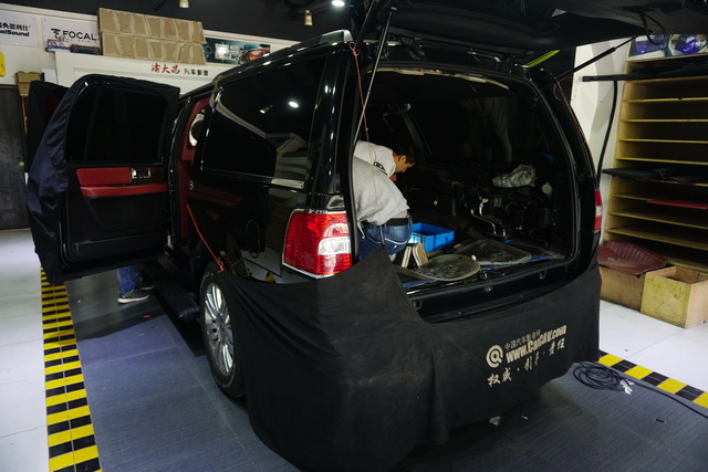 林肯領(lǐng)航員房車內(nèi)飾改裝游艇實(shí)木地板 重慶渝大昌汽車音響