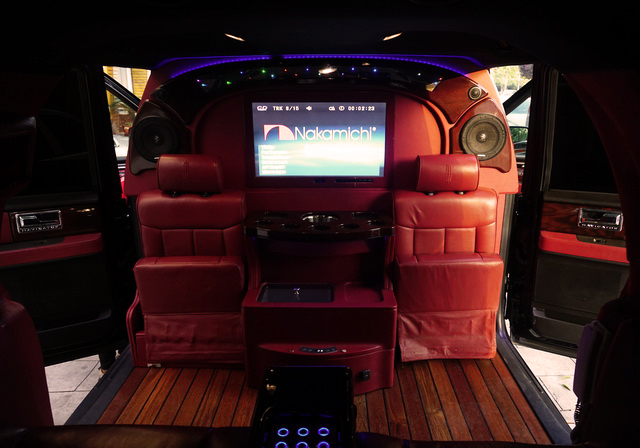 林肯領(lǐng)航員房車內(nèi)飾改裝游艇實(shí)木地板 重慶渝大昌汽車音響