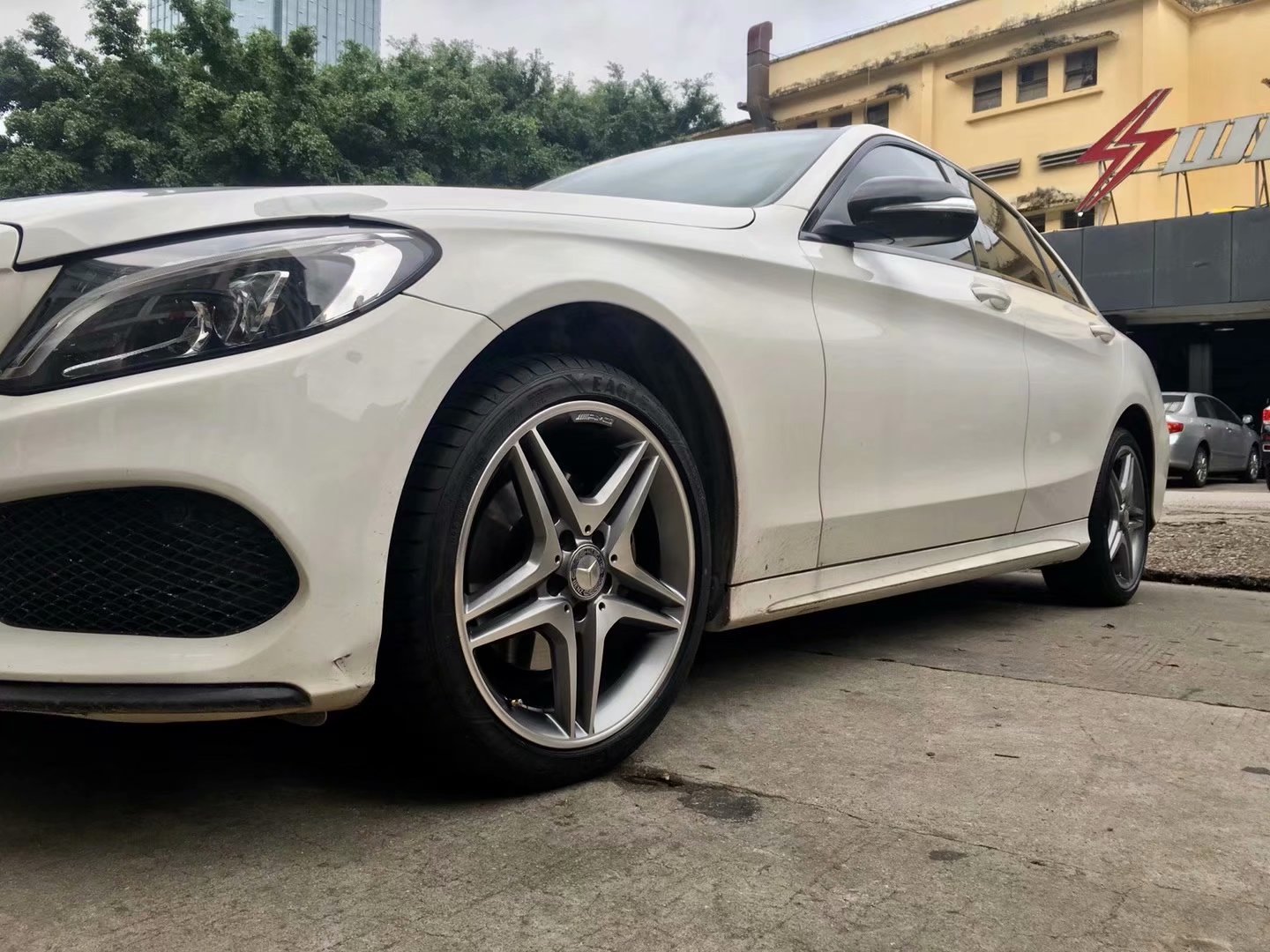 奔馳，換 原裝 AMG 18寸 完工！