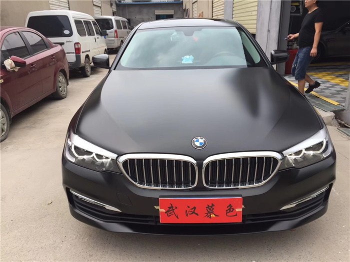 武漢汽車改色貼膜寶馬5系電光黑效果圖