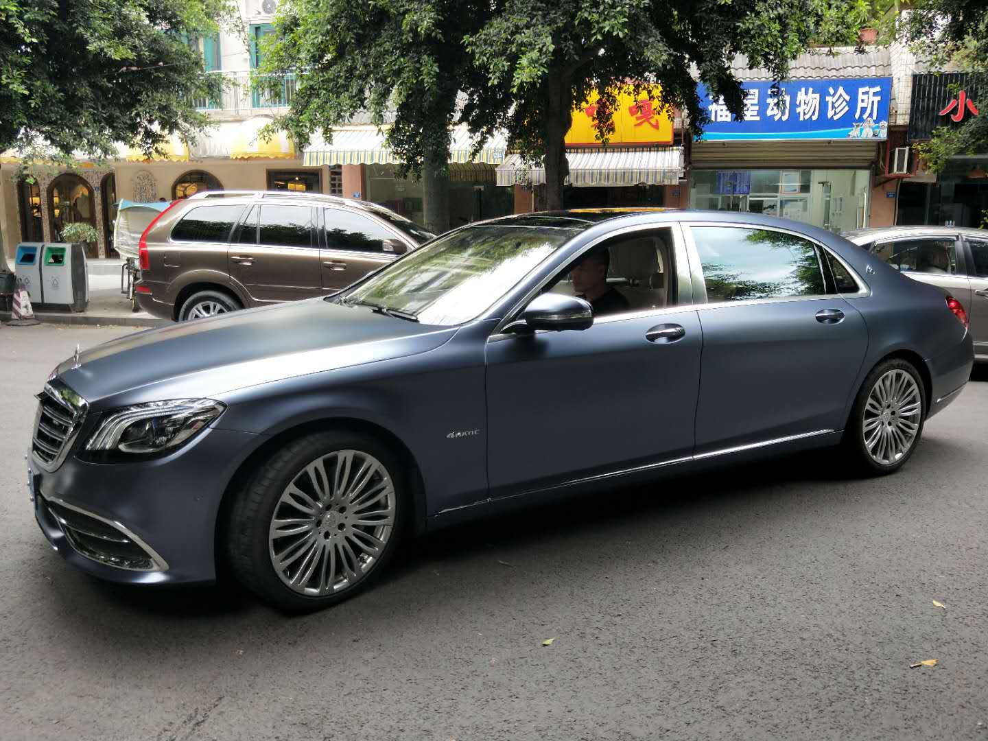 靚車會(huì)青羊店邁巴赫電光風(fēng)暴藍(lán)改色貼膜