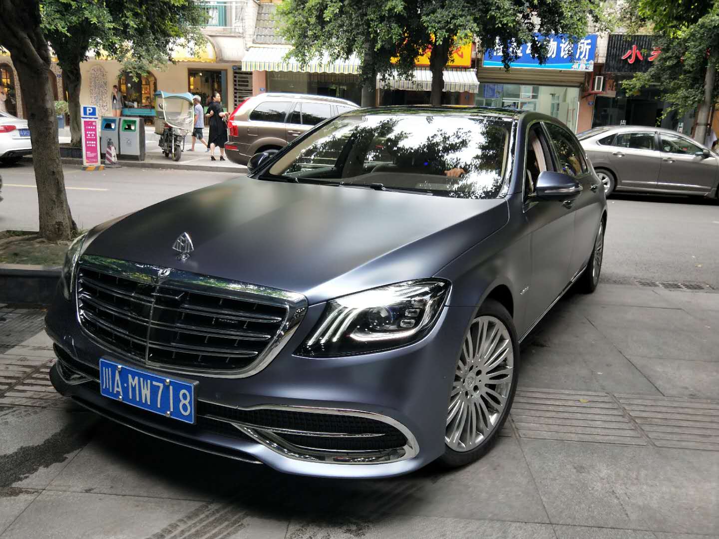 靚車會(huì)青羊店邁巴赫電光風(fēng)暴藍(lán)改色貼膜