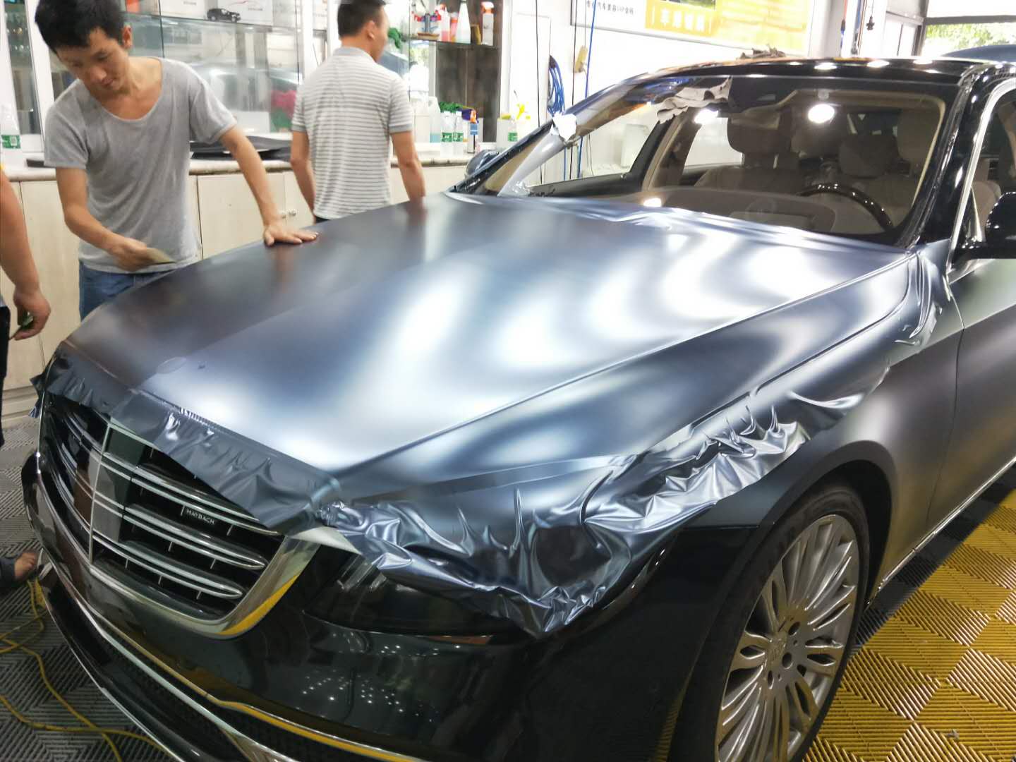 靚車會(huì)青羊店邁巴赫電光風(fēng)暴藍(lán)改色貼膜