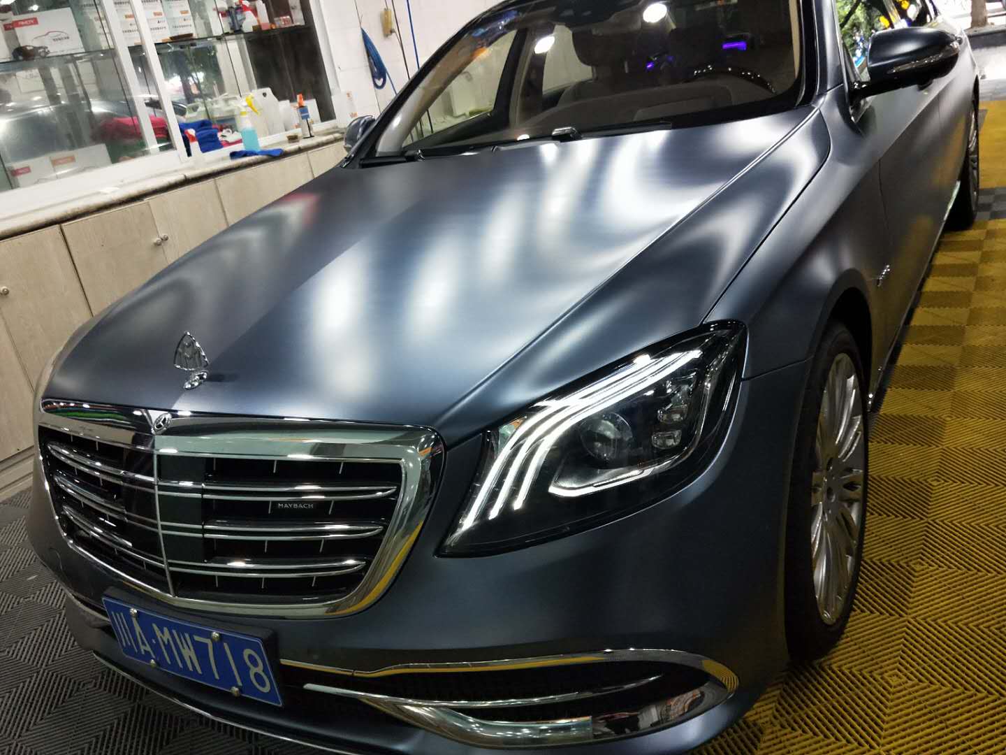 靚車會(huì)青羊店邁巴赫電光風(fēng)暴藍(lán)改色貼膜