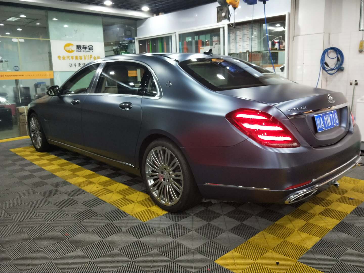 靚車會(huì)青羊店邁巴赫電光風(fēng)暴藍(lán)改色貼膜