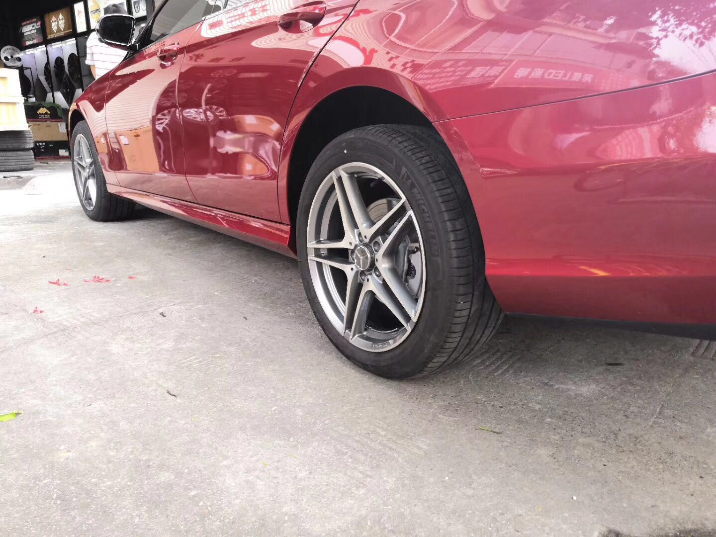 奔馳E300 升級改裝18寸AMG 輪轂