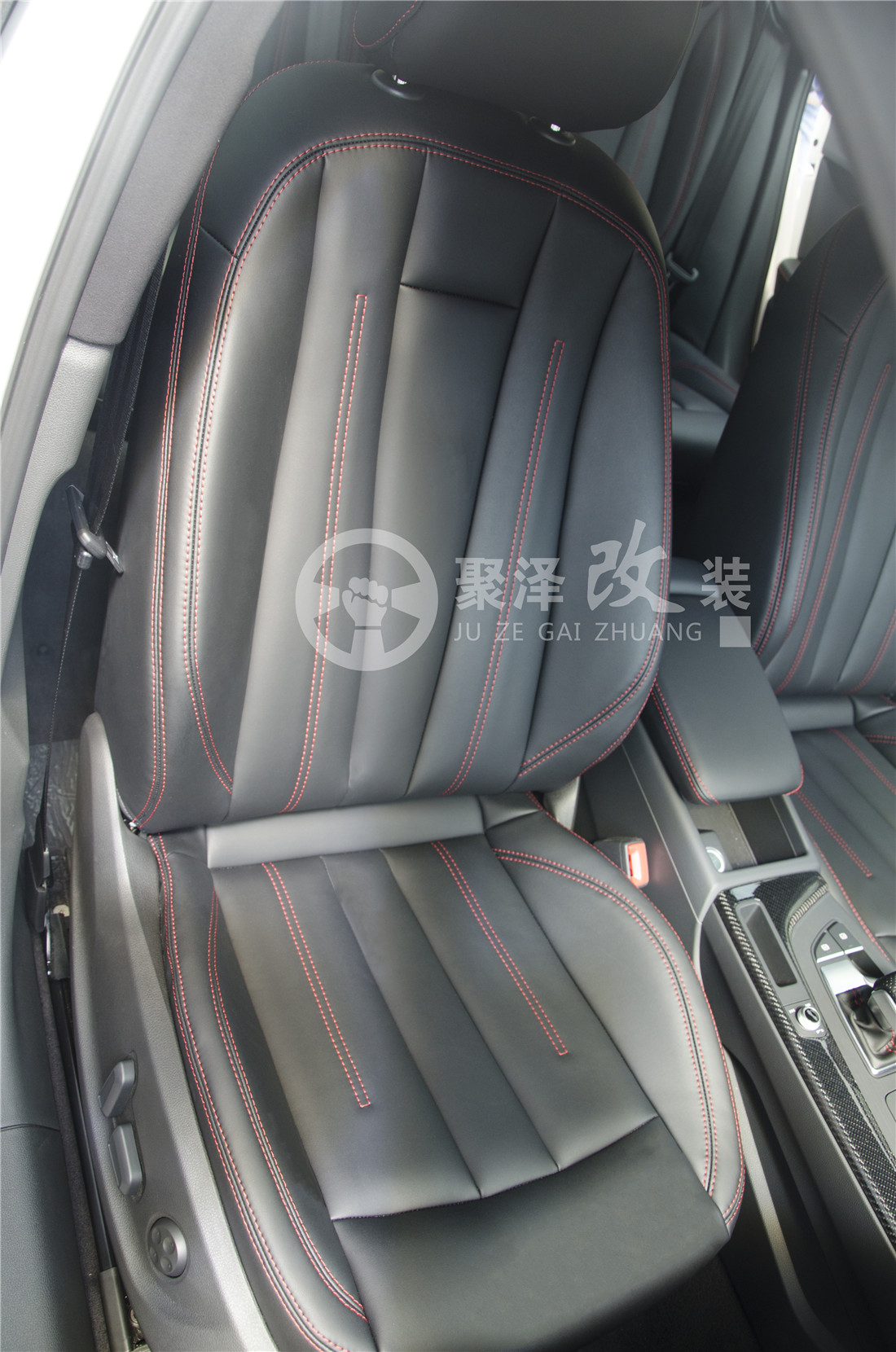 奧迪A4L黑色內(nèi)飾改裝