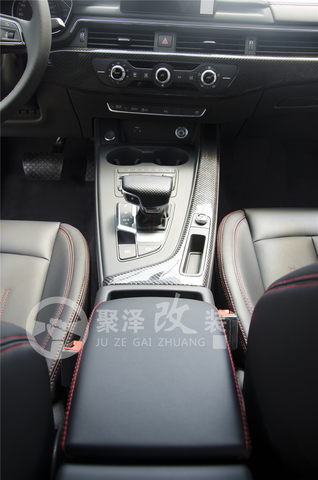 奧迪A4L黑色內(nèi)飾改裝