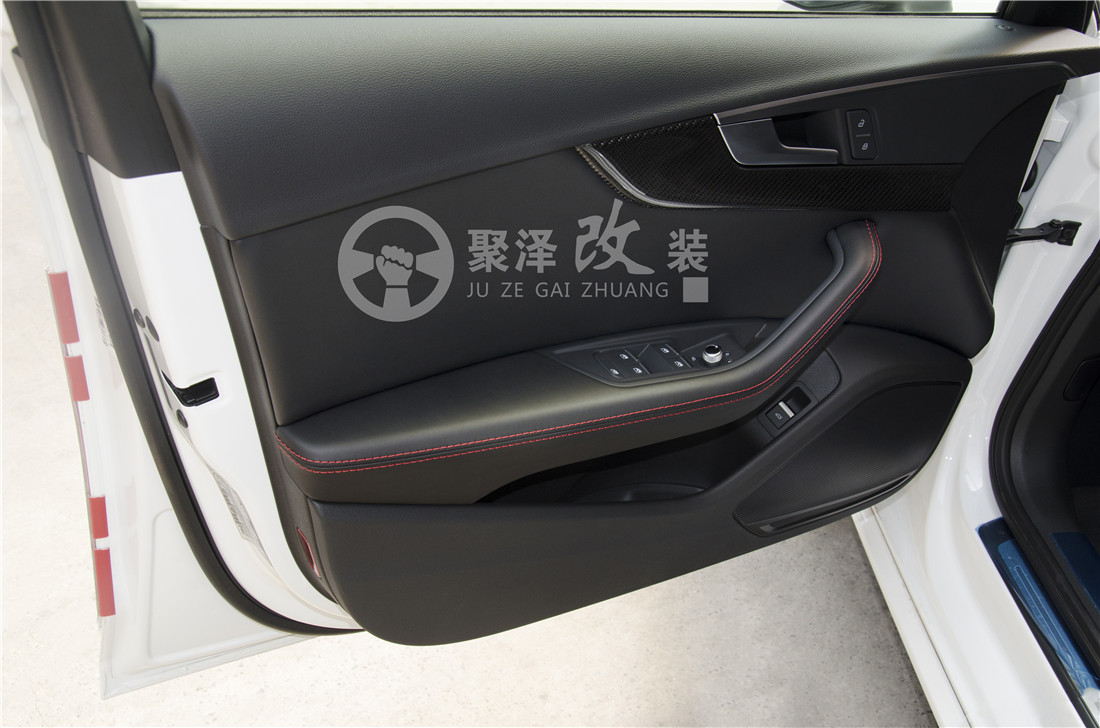 奧迪A4L黑色內(nèi)飾改裝