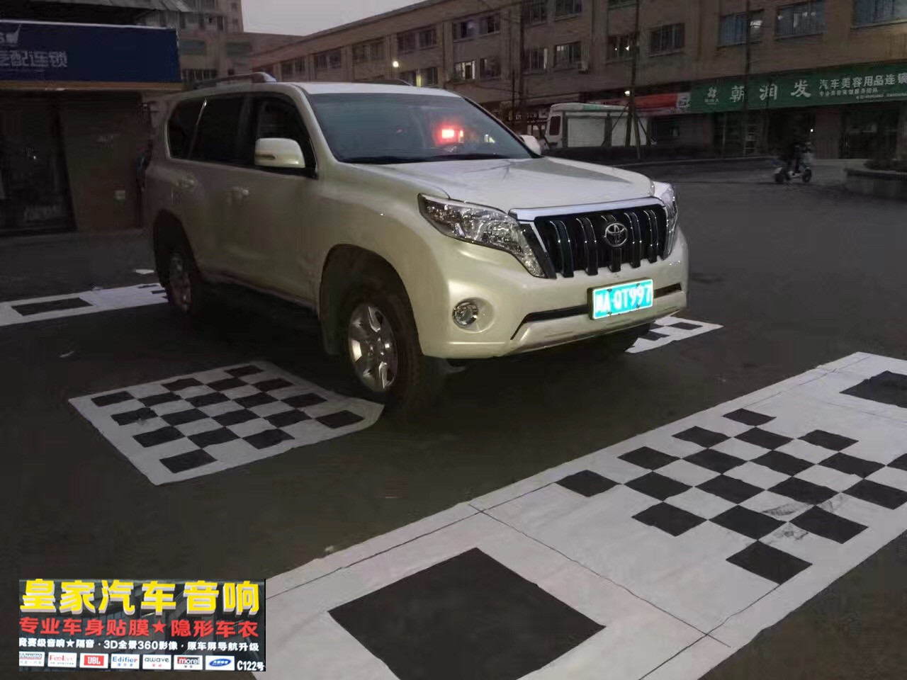豐田 霸道原車屏升級(jí)——郴州市皇家音響