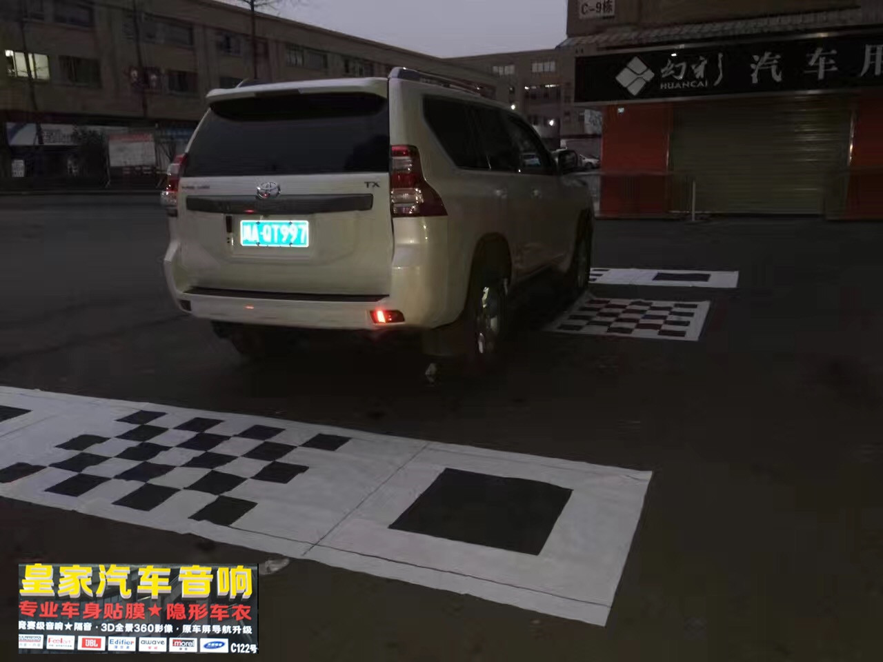 豐田 霸道原車屏升級(jí)——郴州市皇家音響