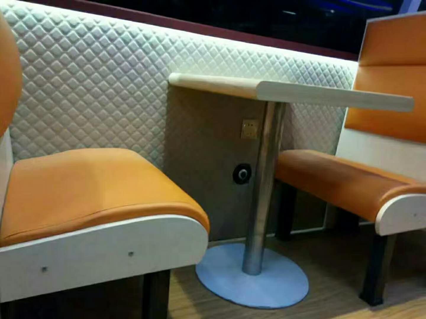 中巴餐飲車改裝