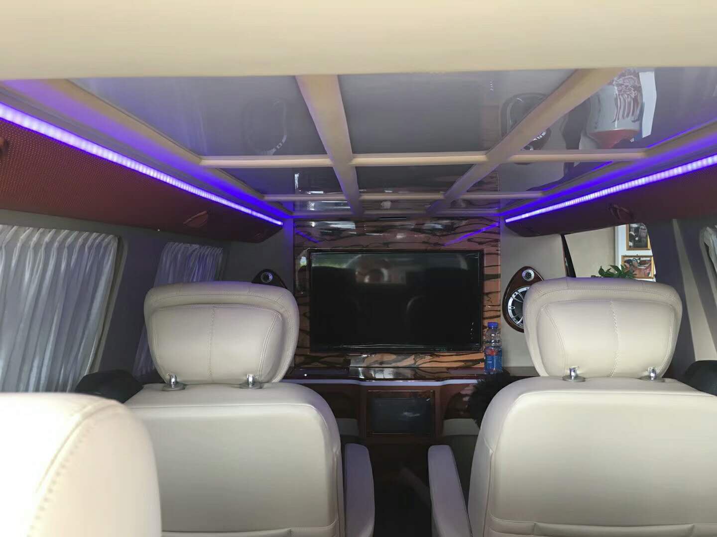 大眾商務(wù)車全隔斷內(nèi)飾改裝