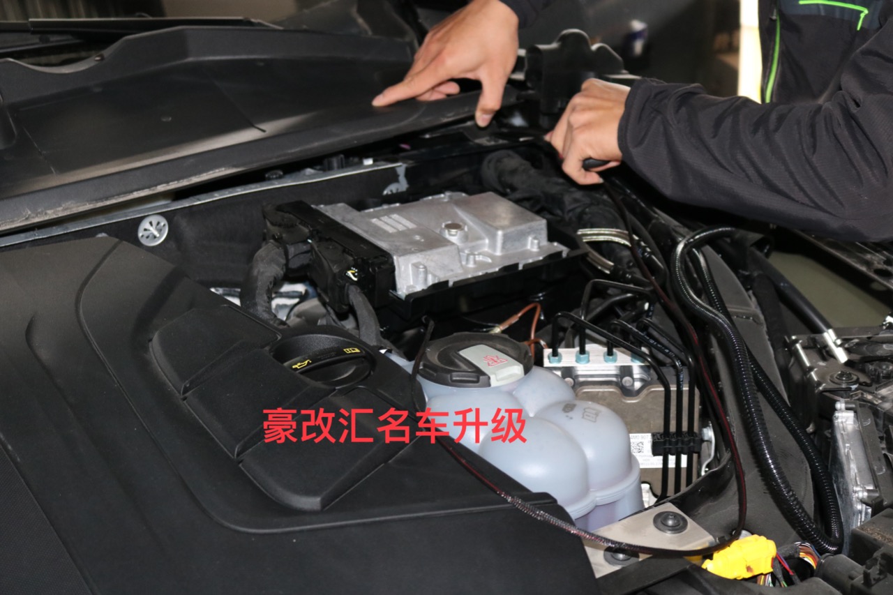 奧迪Q7電動(dòng)踏板，方便老人小孩上下車，美觀實(shí)用