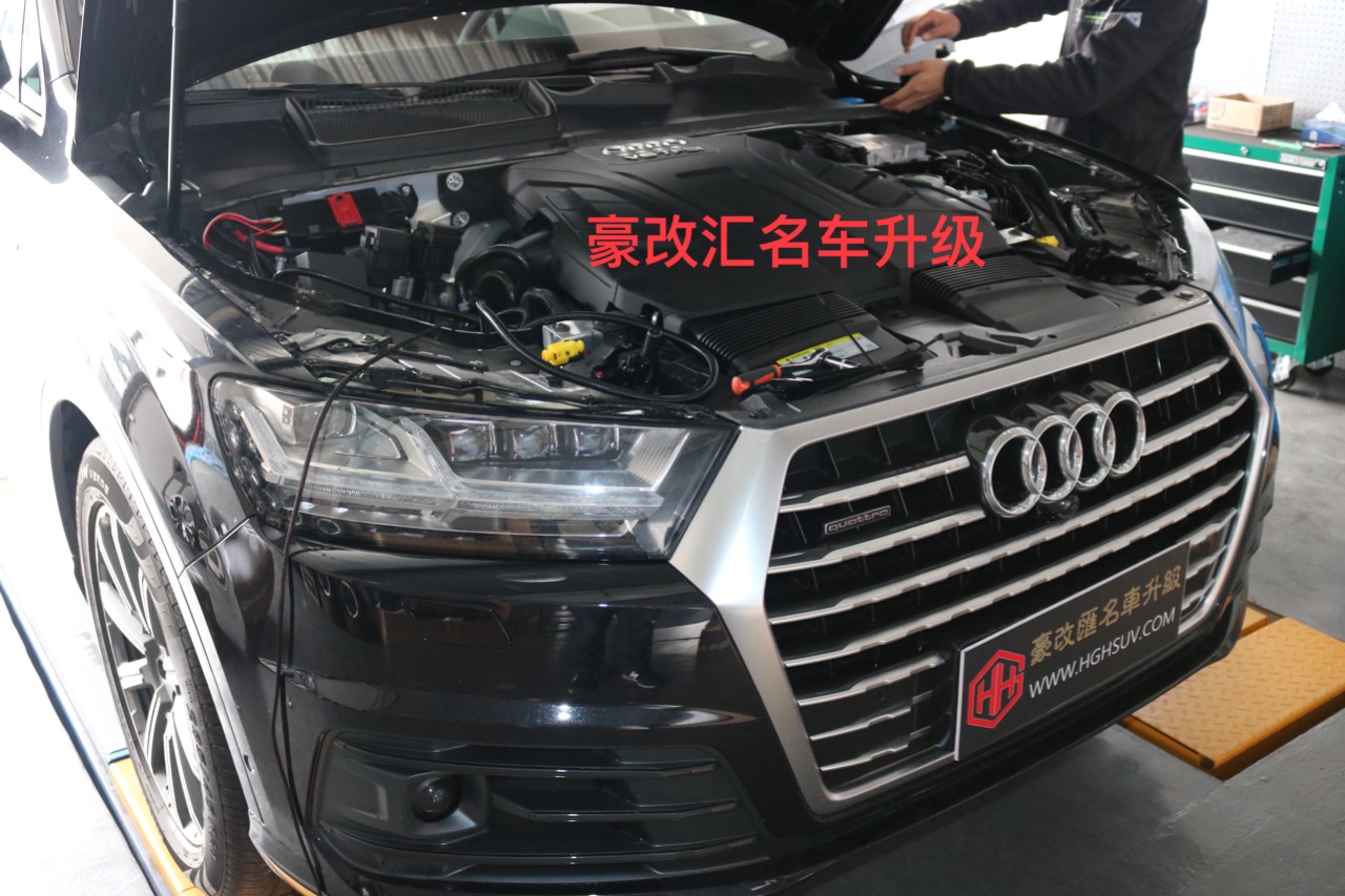 奧迪Q7電動(dòng)踏板，方便老人小孩上下車，美觀實(shí)用