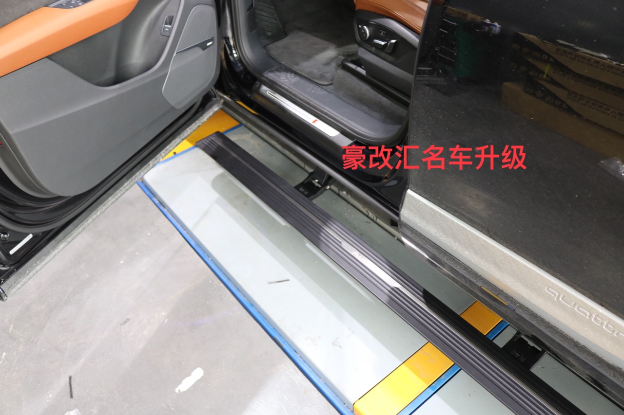 奧迪Q7電動(dòng)踏板，方便老人小孩上下車，美觀實(shí)用