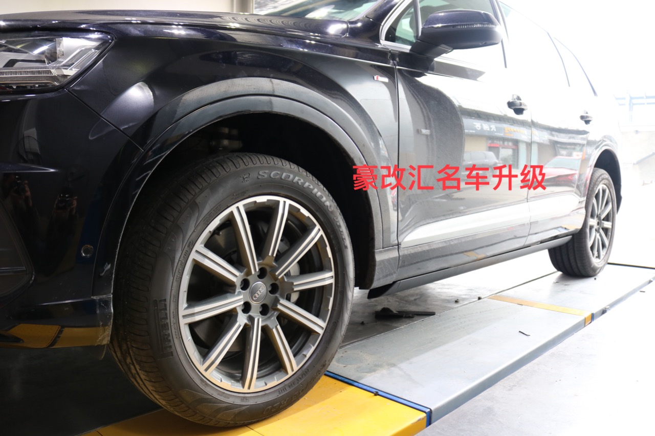 奧迪Q7電動(dòng)踏板，方便老人小孩上下車，美觀實(shí)用