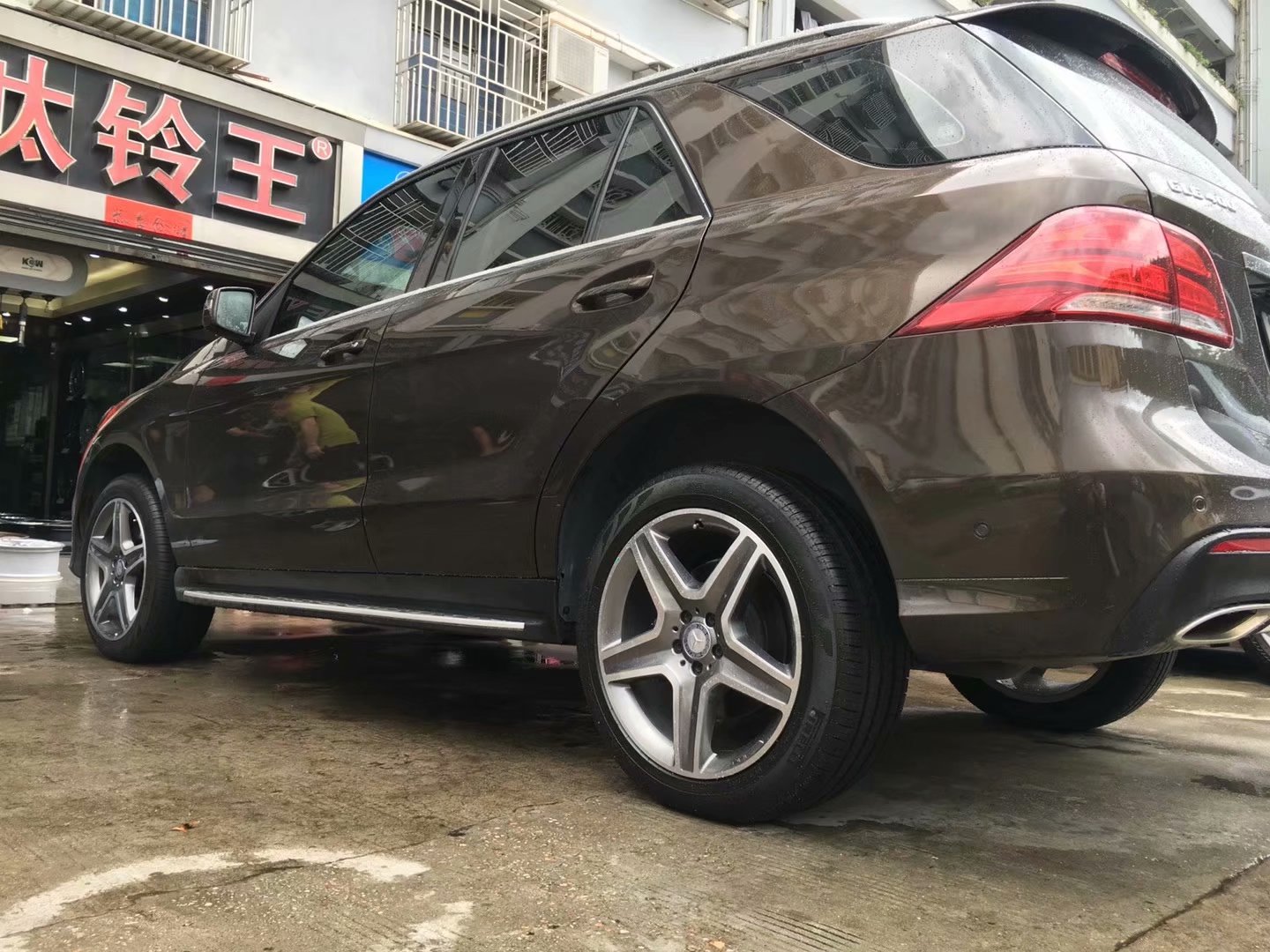 奔馳，換 原裝 AMG 20寸 ，完工！