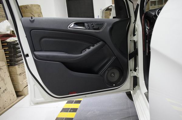 奔馳B180汽車音響改裝升級德國零點喇叭功放低音_重慶渝大昌