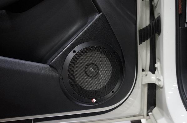 奔馳B180汽車音響改裝升級德國零點喇叭功放低音_重慶渝大昌