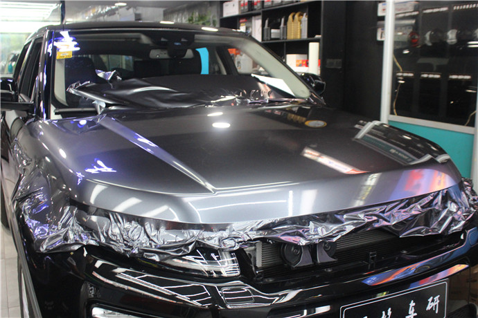 長沙汽車改色貼膜施工實體店路虎車身進口禿鷹深灰改色膜