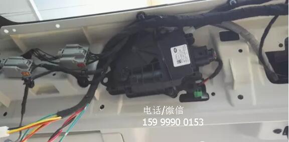 路虎攬勝行政版加裝電動(dòng)尾門(mén)，豪車就該有這樣的霸氣