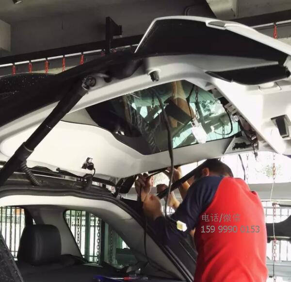 路虎攬勝行政版加裝電動(dòng)尾門(mén)，豪車就該有這樣的霸氣