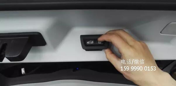 路虎攬勝行政版加裝電動(dòng)尾門(mén)，豪車就該有這樣的霸氣