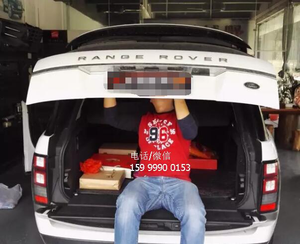 路虎攬勝行政版加裝電動(dòng)尾門(mén)，豪車就該有這樣的霸氣