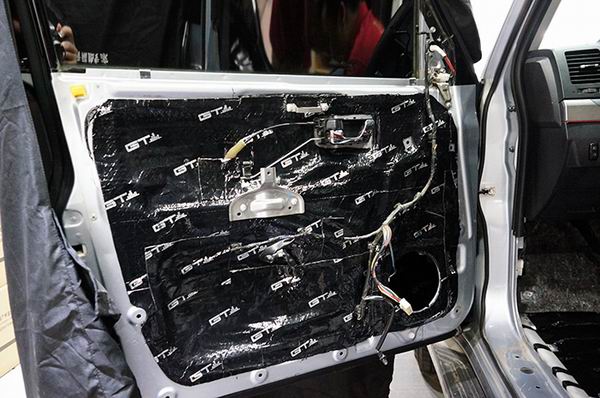 重慶渝大昌汽車音響改裝案例之三菱帕杰羅V93音響改裝史泰格和全車隔音
