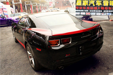雪弗蘭大黃蜂車(chē)身改色貼膜電鍍紅拉花——郴州市皇家音響