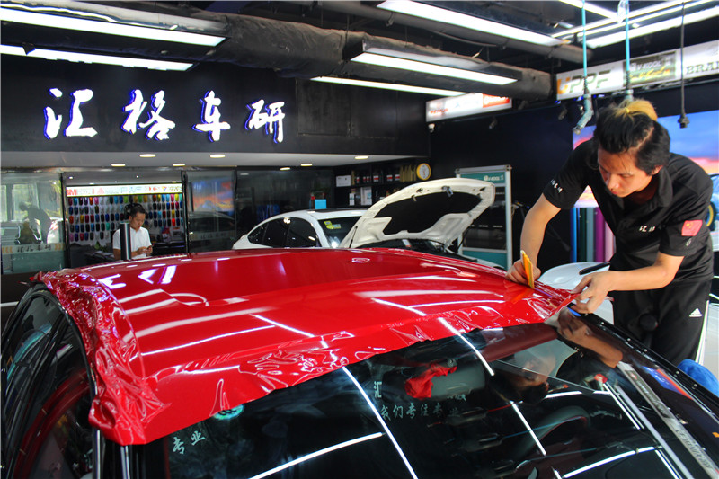 長沙汽車貼膜實(shí)體店賓利施工HEXIS透明膜法拉利紅改色膜