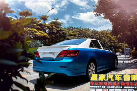豐田凱美瑞車(chē)身改色貼膜電光金屬藍(lán)白Diy搭配——郴州市皇家音響