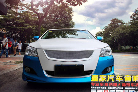 豐田凱美瑞車(chē)身改色貼膜電光金屬藍(lán)白Diy搭配——郴州市皇家音響