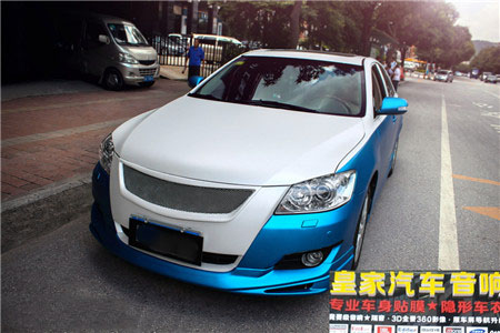 豐田凱美瑞車(chē)身改色貼膜電光金屬藍(lán)白Diy搭配——郴州市皇家音響