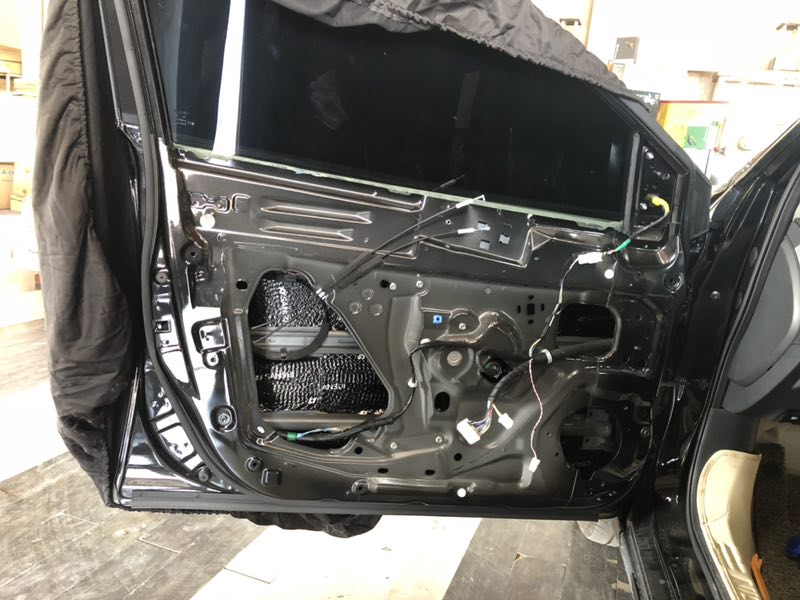 汕頭市星悅汽車音響日產(chǎn)軒逸升級四門隔音全車音響改裝意大利赫茲A柱倒模超薄低音炮改裝案例
